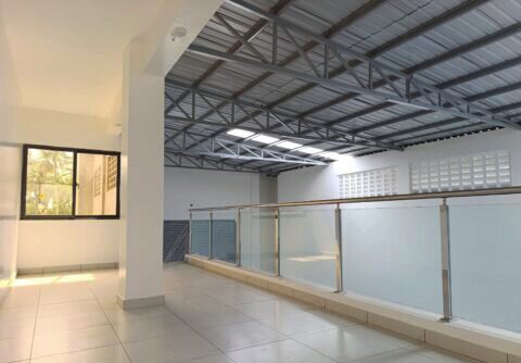 Warehouse mezzanine with glass balustrade